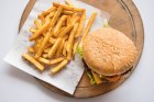 KFC, McDonald’s tipli fast-food restoranı üçün işçilər tələb