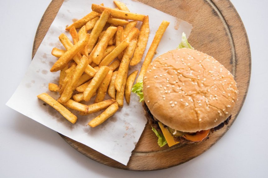 KFC, McDonald’s tipli fast-food restoranı üçün işçilər tələb