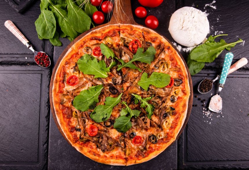 İtalian restoranda pizzamen koməkçisi tələb olunur
