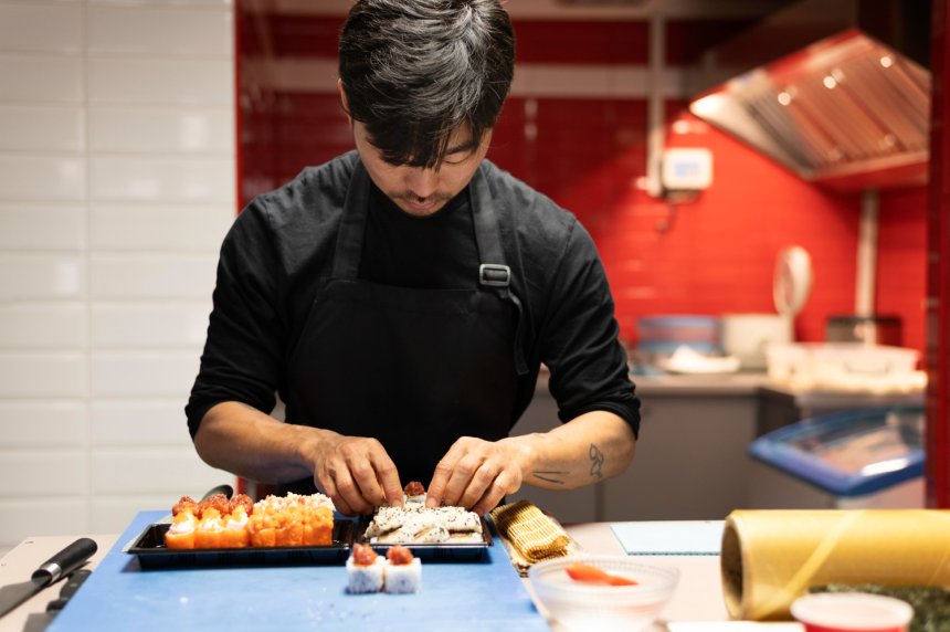 Peşəkar sushi ustasi işə dəvət olunur